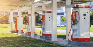 Les bornes de recharge rapides sont déployées dans chaque sation-service